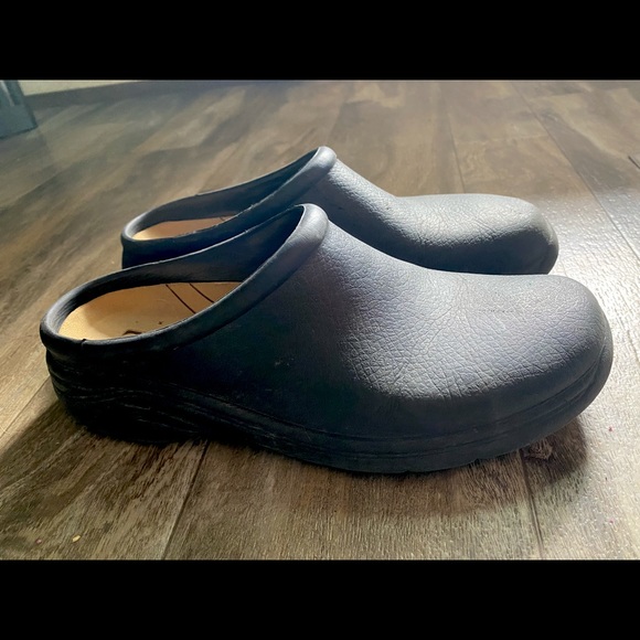 quark nursing clogs